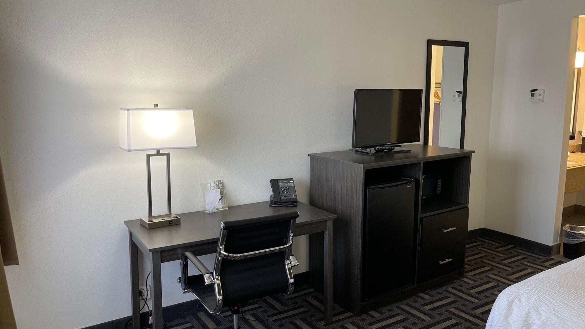 La Quinta And By Wyndham Cincinnati North Hotel