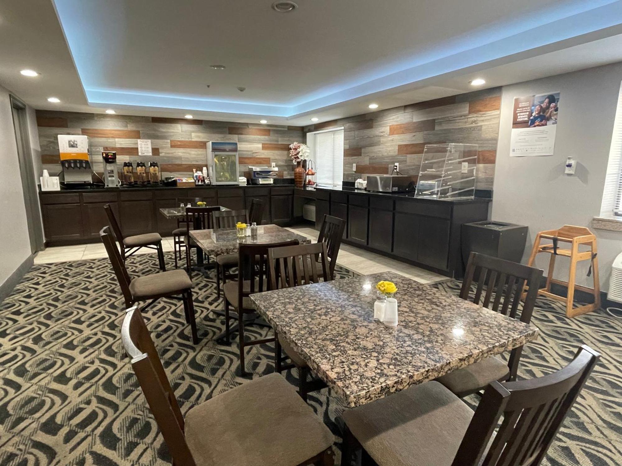 La Quinta And By Wyndham Cincinnati North Hotel 3*