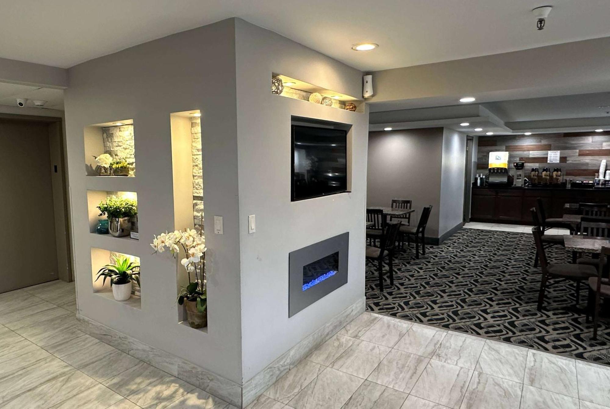 La Quinta And By Wyndham Cincinnati North Hotel 3*